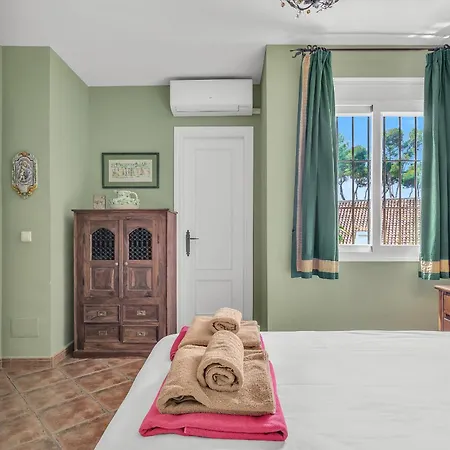 Arin - Beachside Family Estepona